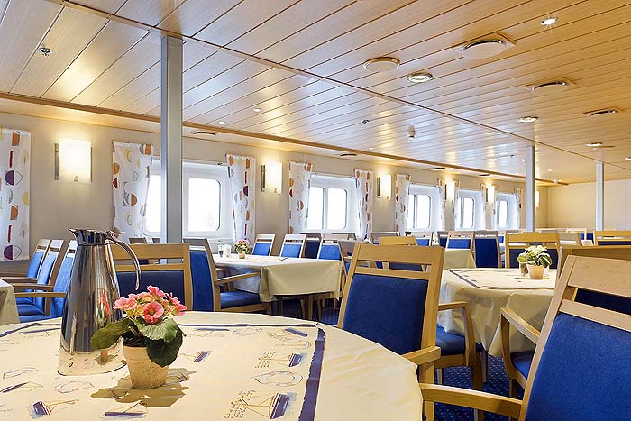 QE07_dining_rm_TomArban.jpg [&copy; Last Frontiers Ltd]