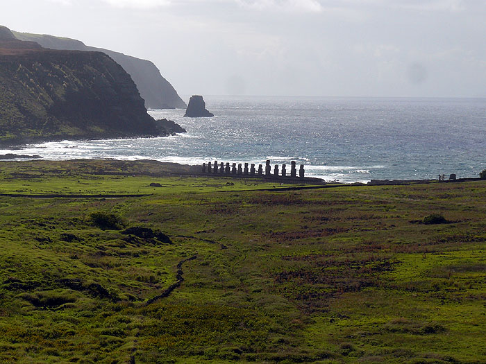 CL0311CB239_easter-island-rano-raraku.jpg [&copy; Last Frontiers Ltd]