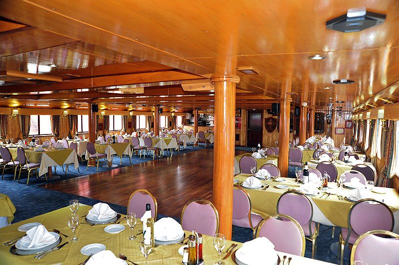 CL0815SK013_skorpios-II-dining-room.jpg [&copy; Last Frontiers Ltd]