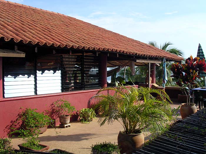 MX0905AJ277_casa_delfin_sonriente_trocones.jpg [&copy; Last Frontiers Ltd]