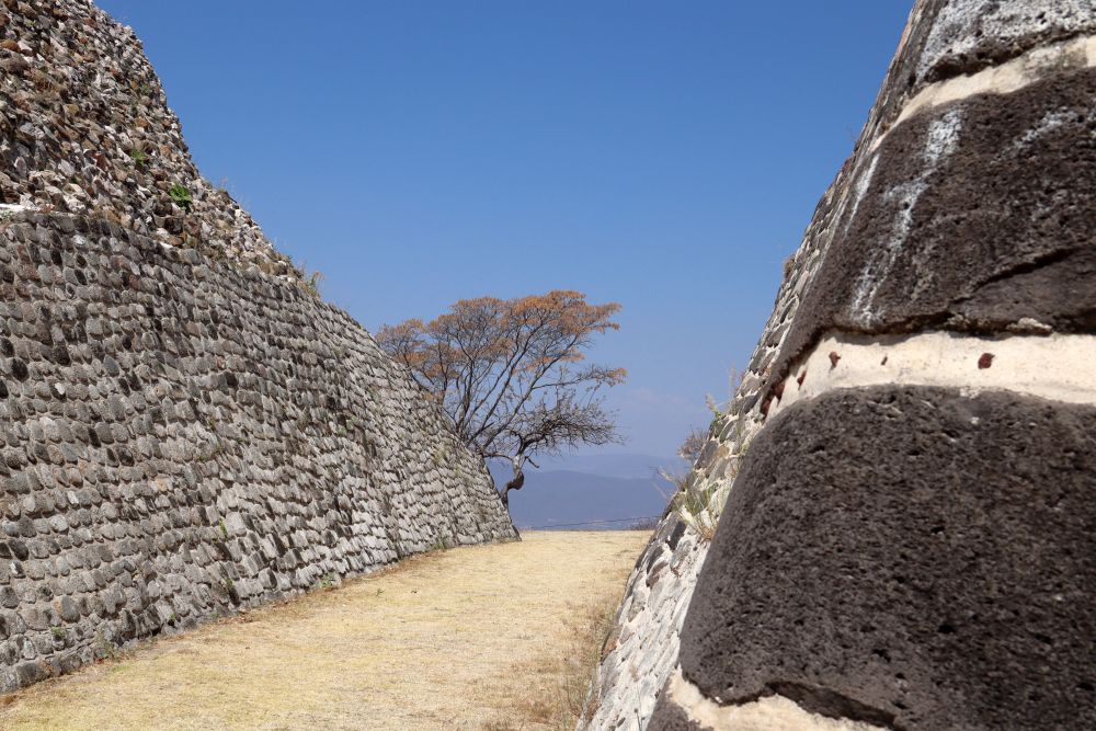 MX2404EP177_xochicalco.jpg [&copy; Last Frontiers Ltd]