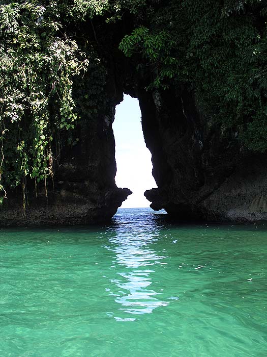 PA0906TM130_birdisland.jpg [&copy; Last Frontiers Ltd]