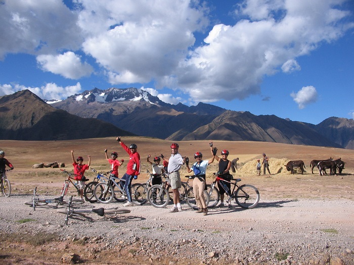 PE0607AZ2_Family-biking.jpg [&copy; Last Frontiers Ltd]