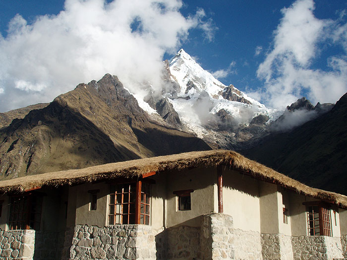 PE07MLP23_Wayra_Lodge_with_Humantay_3650m.jpg [&copy; Last Frontiers Ltd]