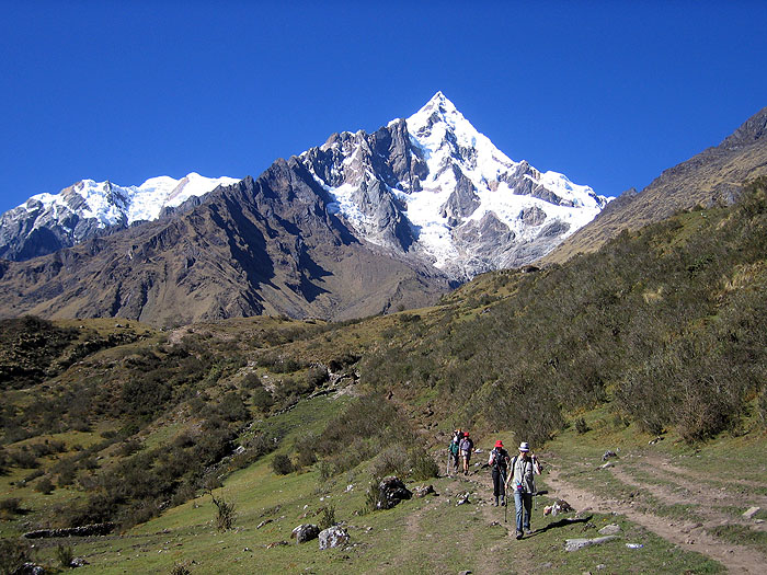 PE07MLP27_hiking_down_to_colpapampa_with_Humantay.jpg [&copy; Last Frontiers Ltd]