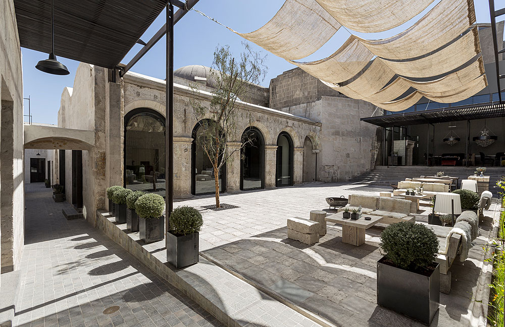 PE0819AE06_cirqa-internal-courtyard.jpg [&copy; Last Frontiers Ltd]