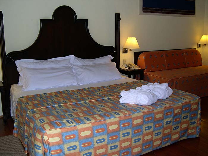 PE1105SM447_novotel_cusco_colonial_room.jpg [&copy; Last Frontiers Ltd]
