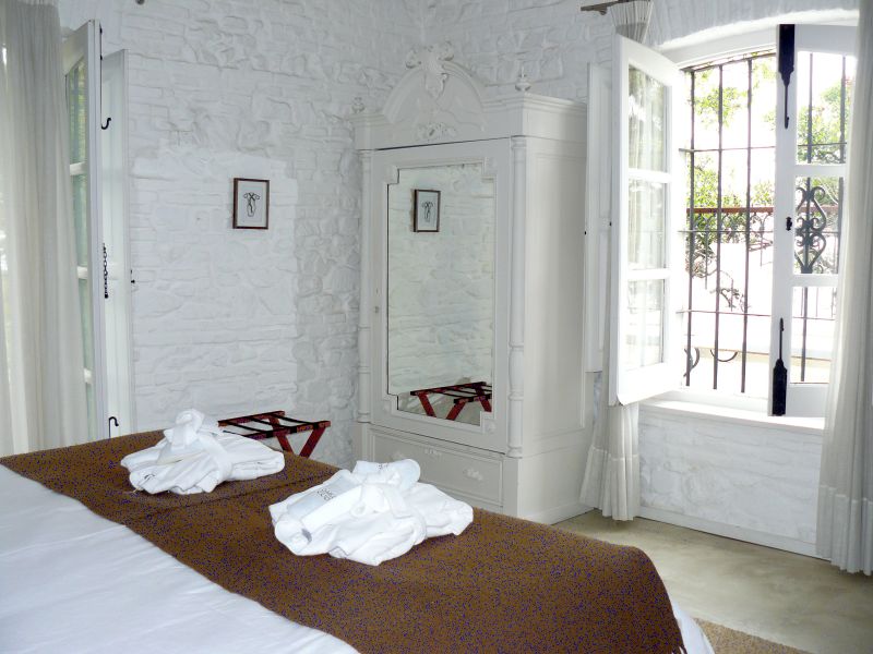 UR1015AB230_colonia-charco-hotel-balcony.jpg [&copy; Last Frontiers Ltd]